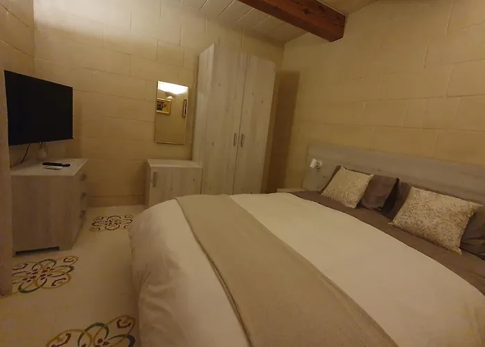 Id-dwejra, Country Misrah Suffara